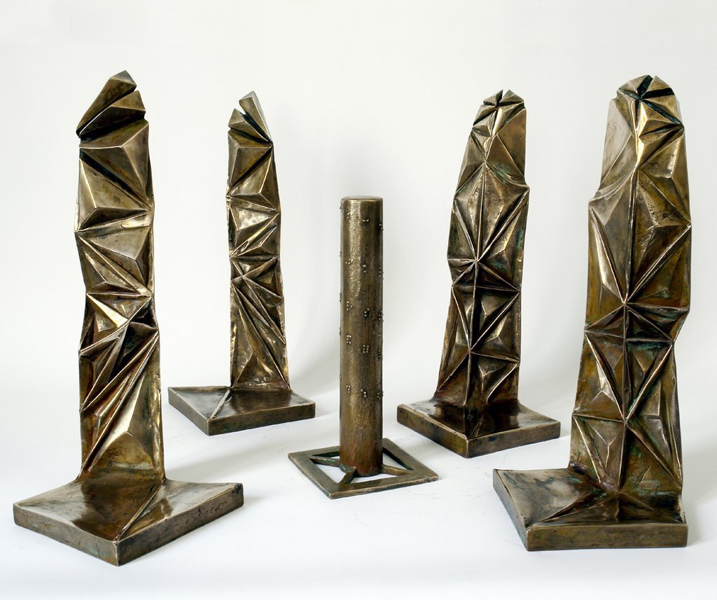 I folded a lot of papers when I stopped being a bronze sculptor. A need to lighten up, no doubt. However, I sometimes convert paper into bronze. In this case, I use wax/lost paper instead of the traditional lost wax. I use thin paper because it deforms and inflections linked to the tensions of folding appear and leave a trace. These stigmata of the action of folding paper tell the story of the formation of volume in the manner of a tree’s bark, which cracks and deforms as it grows.