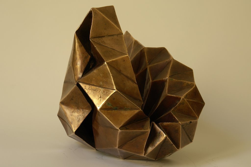 I folded a lot of papers when I stopped being a bronze sculptor. A need to lighten up, no doubt. However, I sometimes convert paper into bronze. In this case, I use wax/lost paper instead of the traditional lost wax. I use thin paper because it deforms and inflections linked to the tensions of folding appear and leave a trace. These stigmata of the action of folding paper tell the story of the formation of volume in the manner of a tree’s bark, which cracks and deforms as it grows.