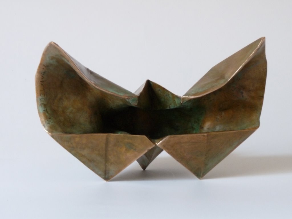 I folded a lot of papers when I stopped being a bronze sculptor. A need to lighten up, no doubt. However, I sometimes convert paper into bronze. In this case, I use wax/lost paper instead of the traditional lost wax. I use thin paper because it deforms and inflections linked to the tensions of folding appear and leave a trace. These stigmata of the action of folding paper tell the story of the formation of volume in the manner of a tree’s bark, which cracks and deforms as it grows.